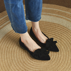 รองเท้าส้นเตี้ยทรงหัวแหลมหนังกลับสไตล์เรโทรสุดหรูสำหรับผู้หญิง คอลเลคชั่นใหม่ประจำฤดูใบไม้ร่วง ดีไซน์จีบสุดเก๋ ส้นเตี้ย แฟชั่นทันสมัย - Product Image 2