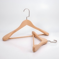 Cintres en bois laqué naturel esthétiques de 44,5 cm à marque privée, robustes et résistants pour dressing