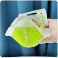 Poches à Boissons Biodégradables Transparente Clair pour Jus de Fruits et Boissons type Sang de Vampire, avec Pailles, Logo et Fermeture Ziplock, Format Doypack