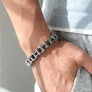 Pulsera de Cadena de Bicicleta de Acero Inoxidable con Baño de Oro PVD de 18K |   Duradero, Impermeable e Hipoalergénico |   Joyería Moderna para Hombre - Product Image 3