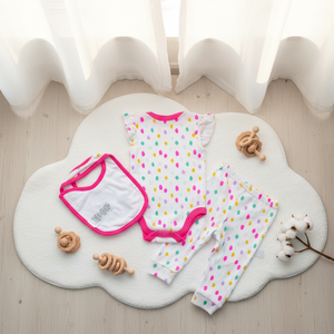Conjunto de tres piezas original para bebé niña 2026: mono, pantalón y camiseta de algodón de punto con diseño estampado y etiqueta en el cuello. - Product Image 6