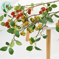 Kunstmatige frambozenvrucht met lange steel (94cm), weelderige groene bladeren en rode bessen, voor keukenpresentatie, thuisdecoratie en tafeldecoratie.
