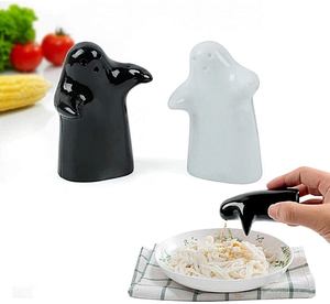 Salero y Pimentero de Cerámica con Diseño de Fantasmas Abrazándose, Regalo de Halloween - Product Image 5