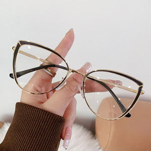 Montatura per <span class=keywords><strong>Occhiali</strong></span> <span class=keywords><strong>di</strong></span> Lusso <span class=keywords><strong>da</strong></span> Donna, Montature in Metallo Trendy con Lenti Anti Luce Blu, <span class=keywords><strong>Occhiali</strong></span> <span class=keywords><strong>da</strong></span> <span class=keywords><strong>Vista</strong></span> Alla Moda Stile Cat-Eye - Product Image 1