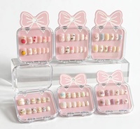Lot de 12 faux ongles pour enfants à presser, mignons, 3D, motif dessin animé, courts, en ABS, avec colle gelée, étui nœud, faits à la main, marque privée