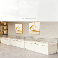 Vitrine à bijoux moderne de luxe avec verre trempé, construction métallique, éclairage LED, finition polie, taille et couleur personnalisables
