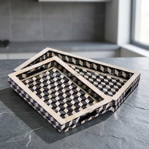 Plateau de service rectangulaire décoratif en bois avec incrustation d'os, motif géométrique noir et blanc, fait main - Product Image 1