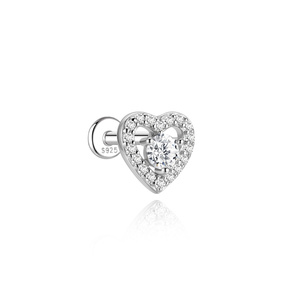 Pendiente de botón romántico de plata S925 con moissanita color D y diseño de corazón hueco, para perforación de cartílago helicoidal con parte trasera plana - Product Image 1