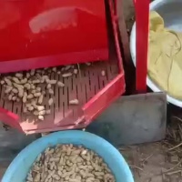 Décortiqueuse et cueilleuse d'arachides fiables à moteur, machine agricole diesel pour la récolte des arachides