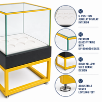 Vitrine en verre sur pied avec cadre en métal jaune, table en acier, plateau blanc, présentoir pour bijoux et montres, stand de vente au détail, showroom personnalisé