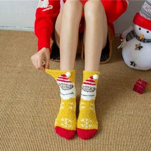 Chaussettes en molleton de corail de Noël pour adultes avec motif de dessin animé de renne 3D semelle antidérapante chaussettes de sol chaudes et confortables idéales pour un cadeau d'hiver - Product Image 6