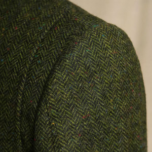 <span class=keywords><strong>Costume</strong></span> pour <span class=keywords><strong>homme</strong></span> en tweed <span class=keywords><strong>vert</strong></span> <span class=keywords><strong>bouteille</strong></span> sur mesure, texture épaisse, poches plaquées, revers large pour un look rétro gentleman en milieu professionnel - Product Image 4