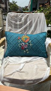 Funda de Cojín Bordada Tradicional de Algodón Puro, Lavable a Máquina, con Diseño Floral Elegante - Product Image 3