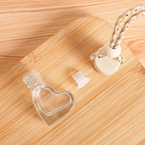 Ambientador de aire para coche, botella de Perfume colgante, difusor de fragancia recargable para coche, botella de vidrio vacía en forma de corazón - Product Image 5
