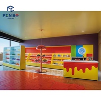 Maßgefertigtes Buntes Süßwaren-Displayregal, Individuelles Süßigkeiten-Ladeninterieur, Moderne Süßwarengeschäft-Dekorationen