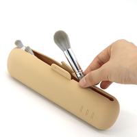 Brosse souple de grande capacité avec logo personnalisé pochette à cosmétiques sac de pinceaux de maquillage avec poignée de voyage en silicone