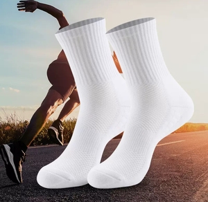 Calzini Casual Unisex a Tubo Medio in Cotone Pettinato, Colore Tinta Unita, con Filo di Gomma Intrecciato, Assorbenti del Sudore - Product Image 1