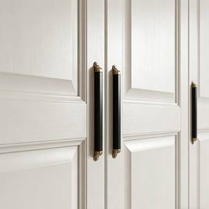 Moderno y Lujoso Conjunto de Armario de Dormitorio Personalizado, Diseño Minimalista en Tonos Claros con Cajones Integrados y Elegantes Detalles de Manijas - Product Image 3