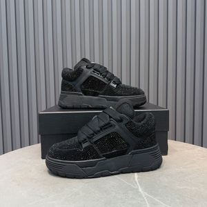 รองเท้ากีฬาดีไซน์หรูระดับพรีเมียม วัสดุผ้าใบคุณภาพสูง พื้นยาง เหมาะสำหรับผู้ชายและผู้หญิง ใส่เดินได้ทุกฤดู - Product Image 4