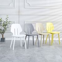 Échantillon gratuit, chaise de salle à manger en plastique PP empilable minimaliste aux couleurs personnalisées pour cuisine et restaurant