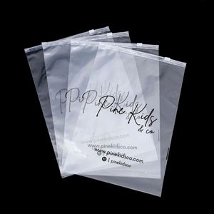 Échantillon gratuit personnalisé blanc mat givré fermeture éclair sacs d'emballage en plastique zip-lock pour vêtements T-shirt - Product Image 5