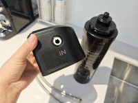 Filter air di bawah wastafel terhubung langsung ke keran, mengurangi PFAS, logam berat, klorin, rasa dan bau tak sedap, untuk penggunaan rumah tangga.