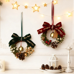 Décoration de Noël suspendue : Clochette de Noël, Nœud de Noël, Couronne de Noël à suspendre au bouton de porte avec pomme de pin de Noël - Product Image 1