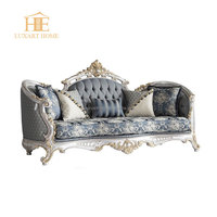 Fauteuil en tissu velours bleu de style classique de luxe pour salon, design vintage fantaisie, chaise en bois vintage italienne