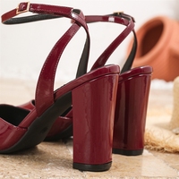 Vente en gros d'usine : Chaussures élégantes pour femmes en cuir verni à bout pointu, à talon carré et bride cheville, style slingback