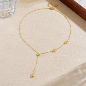 שרשרת שפתיים בצורת טיפה מצופה זהב פשוטה ואופנתית עם תליון בצורת לב שחור ואדום ושרשרת נירוסטה - Product Image 2