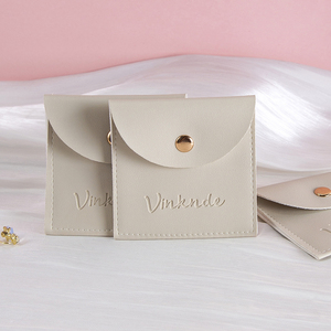 Pochette élégante en cuir PU beige de qualité supérieure 7x7cm avec bouton pression, emballage cadeau recyclable pour pendentifs, bagues, bracelets - Product Image 2