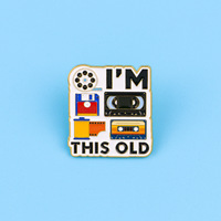 Broche en émail rétro 'I'm This Old' style années 90, pin's nostalgique technologique avec disquette et cassette, broche média vintage amusante