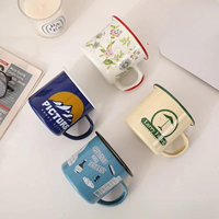 Vente en gros de 350ml tasses en céramique tasses élégantes en émail avec poignée en acier inoxydable cadeaux promotionnels stock de tasses à café élégantes