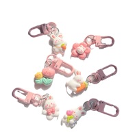 Ornement suspendu lapin rose et tendre tenant une radis, porte-clés poupée mignonne populaire, petit cadeau assorti pour les meilleurs amis
