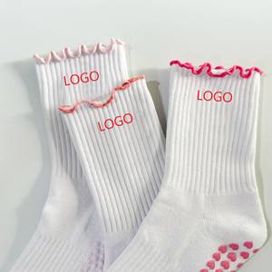 جوارب يوجا ناعمة مطاطية مكشكشة علامة تجارية مخصصة غير قابلة للإنزلاق للنساء جوارب بيلاتيس مخصصة - Product Image 3