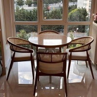 Chaise de salle à manger en bois de style scandinave moderne haut de gamme avec coussin en rotin tressé et assise moelleuse pour la maison et les restaurants