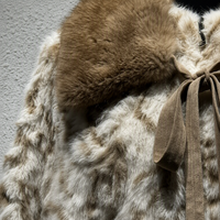 Manteau en fausse fourrure pelucheuse personnalisé en polyester avec grand col, ruban à nouer, fermeture éclair sur le devant et poches latérales, coupe carrée, pour l'automne et l'hiver, style décontracté