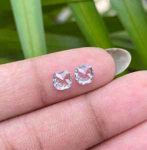 Par de Zafiros Naturales Verdes con Corte Cojín de 1.28 CT, 5 x 5 MM |   Zafiro Suelto de Fantasía |   Conjunto de Anillo de Boda y Pendientes - Product Image 4