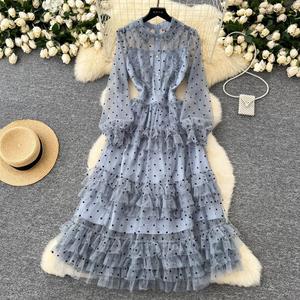 Elegantes Promi-Kleid mit Punktmuster und Pommel-Details, Tailliertes Damenkleid mit Feenhaftem Kuchenrock-Design - Product Image 1