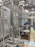 Équipement de traitement des boissons gazeuses gazeuses utilisé pour produire une variété de boissons comme les jus pétillants Soda