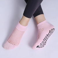 Vente en gros de chaussettes de yoga antidérapantes en maille pour femmes chaussettes de cheville antidérapantes pour la gymnastique chaussettes de pilates évidées avec logo personnalisé