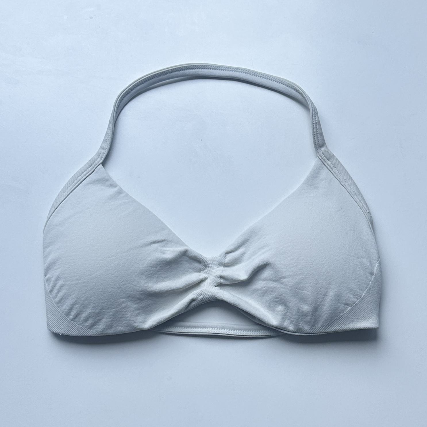 シームレスなヨガセットは、リフティングパンツとクロップトップを備え