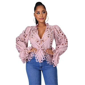 Chemisiers et chemises courtes grande taille pour femmes avec col montant en dentelle brodée haut creux boutonné et design irrégulier - Product Image 2