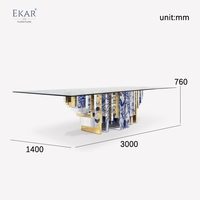Table à manger de style moderne: dessus de table en verre avec base en porcelaine bleu et blanc et accents dorés, une pièce maîtresse artistique