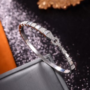 Pulsera de Diamantes con Forma de Serpiente, Oro de 18K y Plata, Joyería para Mujer, Diseño Clásico y Moderno - Product Image 4
