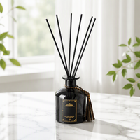 Diffuseur de parfum d'ambiance de luxe en verre noir avec logo personnalisé, décorations à pompons et bâtonnets en rotin – Fabrication en usine