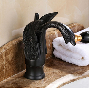 صنبور مياه على شكل بجعة من النحاس الذهبي بتصميم أوروبي فاخر - Product Image 3