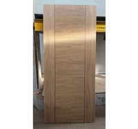 Revêtement de porte en WPC (bois-plastique composite) imperméable de 35 mm/40 mm d'épaisseur, fabriqué en Chine, pour une utilisation intérieure moderne dans les appartements finis.