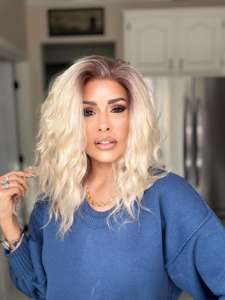 Perruque synthétique courte ondulée couleur blond froid avec dentelle transparente, faible densité 130% - Vente en gros - Product Image 4