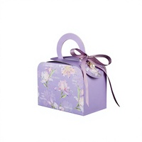 Boîte cadeau réutilisable éco-responsable rouge rosé avec motif en relief, finition brillante/mate et vernis UV pour souvenir de mariage